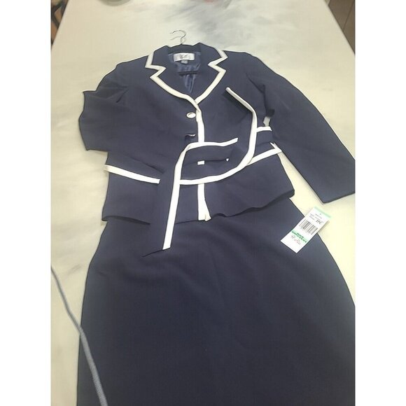 LESUIT SKIRT SUIT/NEW WITH TAG/SIZE 8P /RETAIL$240/NAVY /LINED/PETITE SUIT - Picture 4 of 10